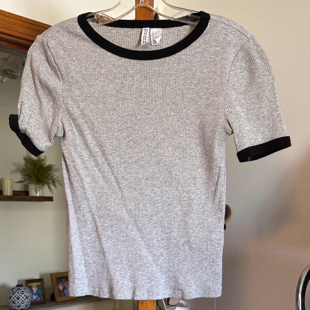 Divided Short Sleeve Ribbed Tee in Light Gray with Black Trim